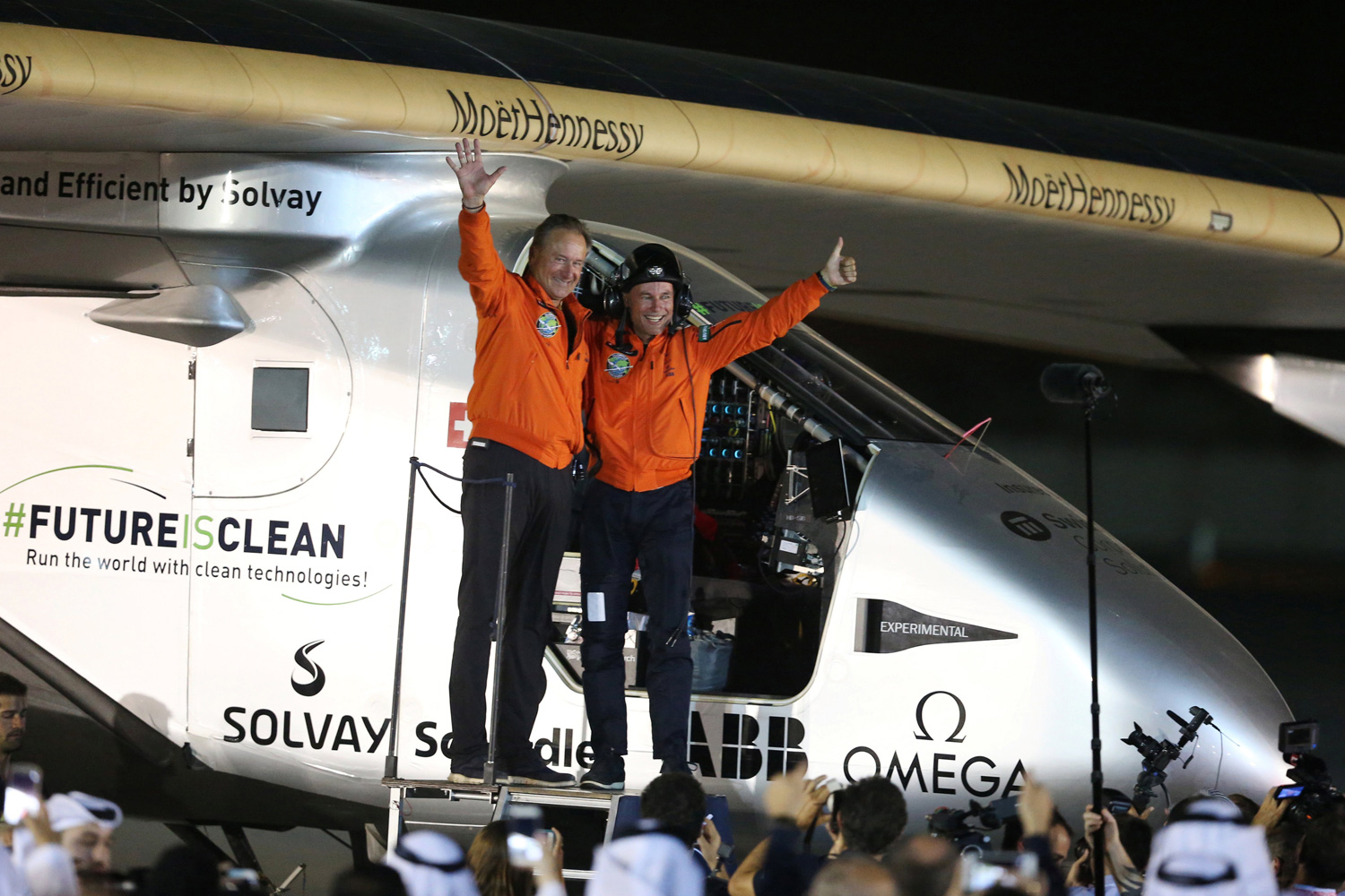 El avión Solar Impulse 2 completa con éxito su vuelta al mundo