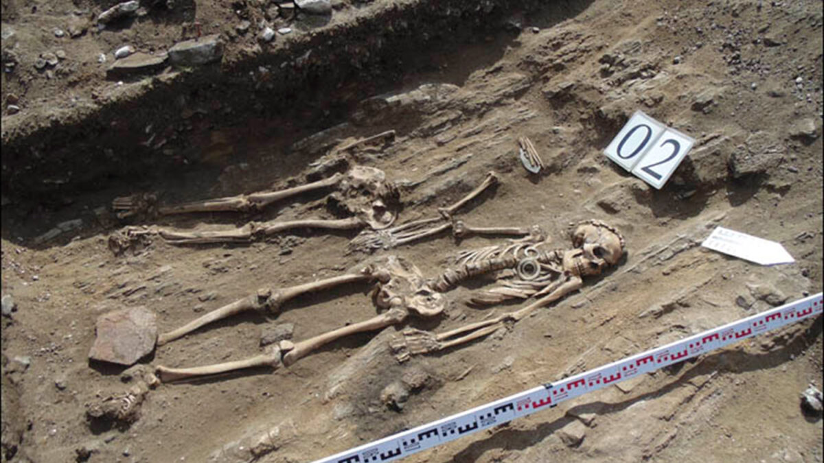 Hallada una pareja dándose la mano desde hace 5.000 años