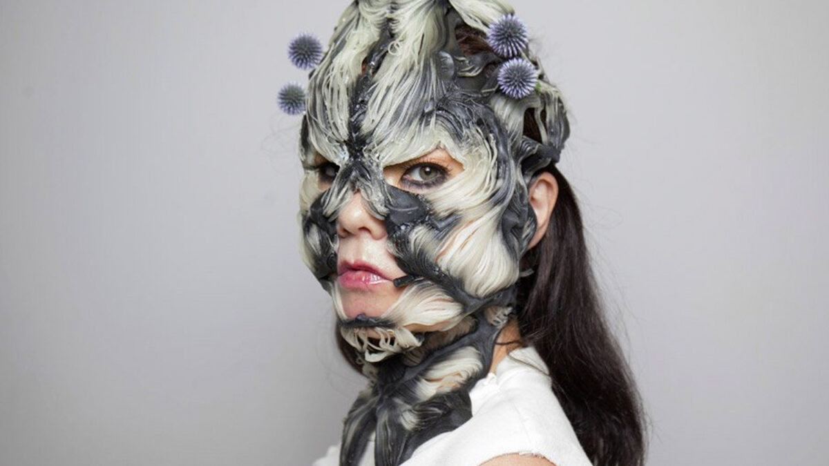 Björk revela una máscara diseñada con una impresora 3D