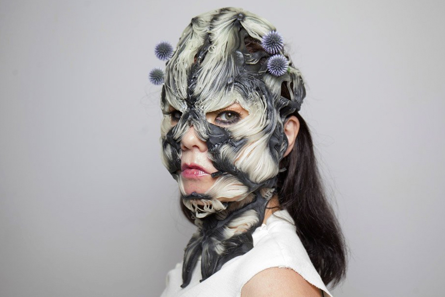 Björk revela una máscara diseñada con una impresora 3D