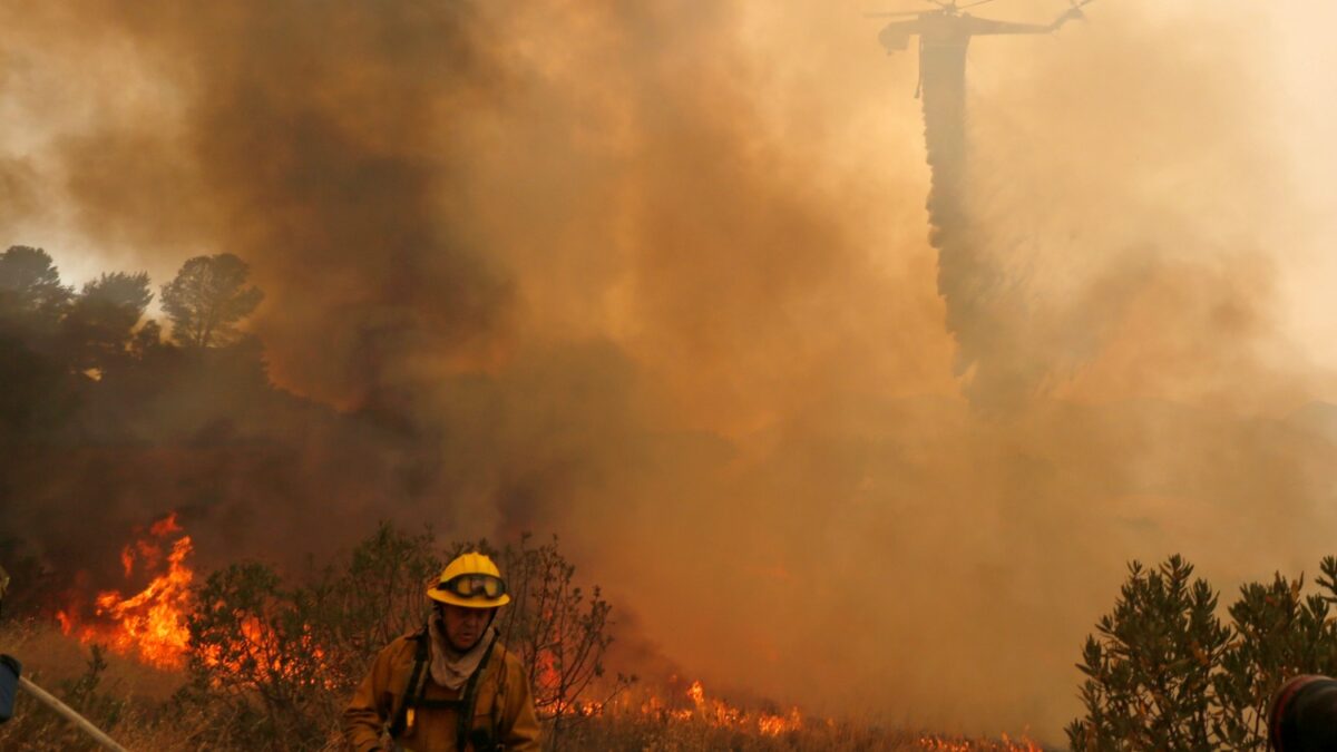 California declara el estado de emergencia mientras lucha contra dos voraces incendios