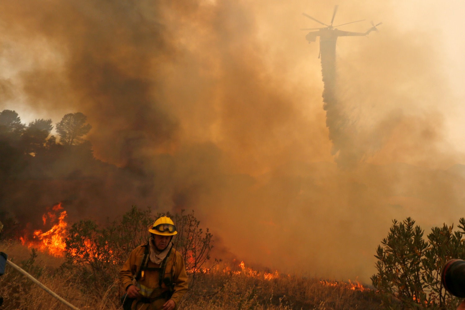 California declara el estado de emergencia mientras lucha contra dos voraces incendios