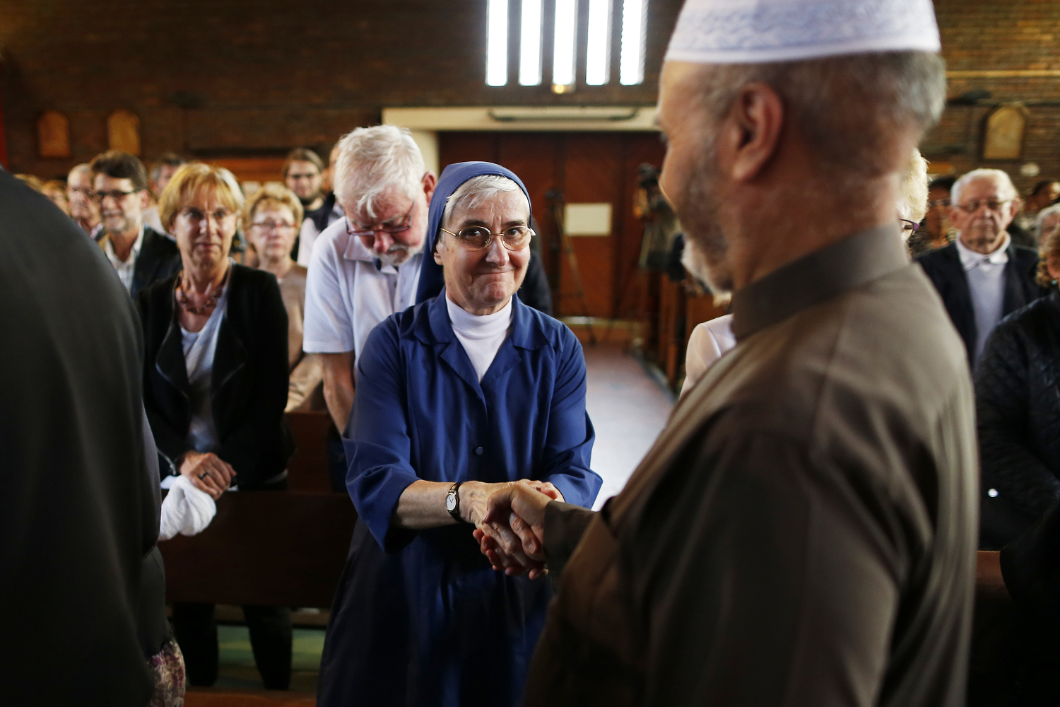 Musulmanes y cristianos acuden a iglesias de Francia para condenar los últimos ataques yihadistas