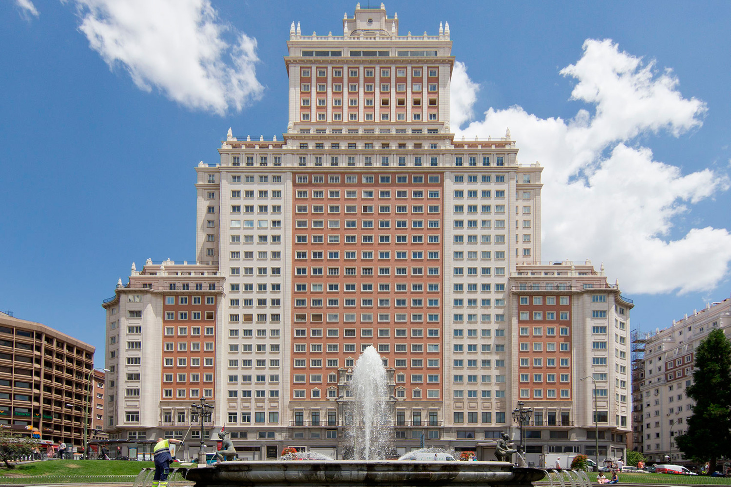 Grupo Wanda vende a un ‘holding’ murciano el Edificio España