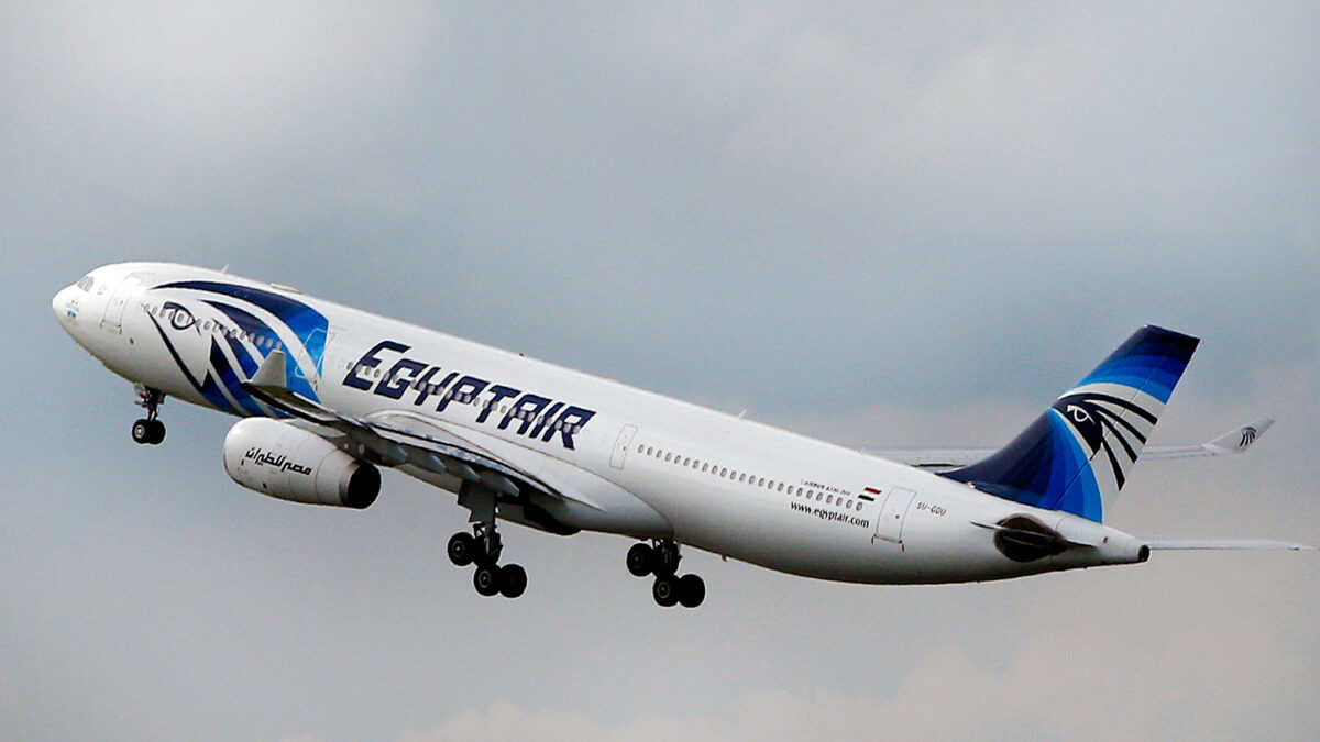 Los tripulantes del vuelo de EgyptAir lucharon por extinguir el fuego