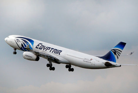 Los tripulantes del vuelo de EgyptAir lucharon por extinguir el fuego
