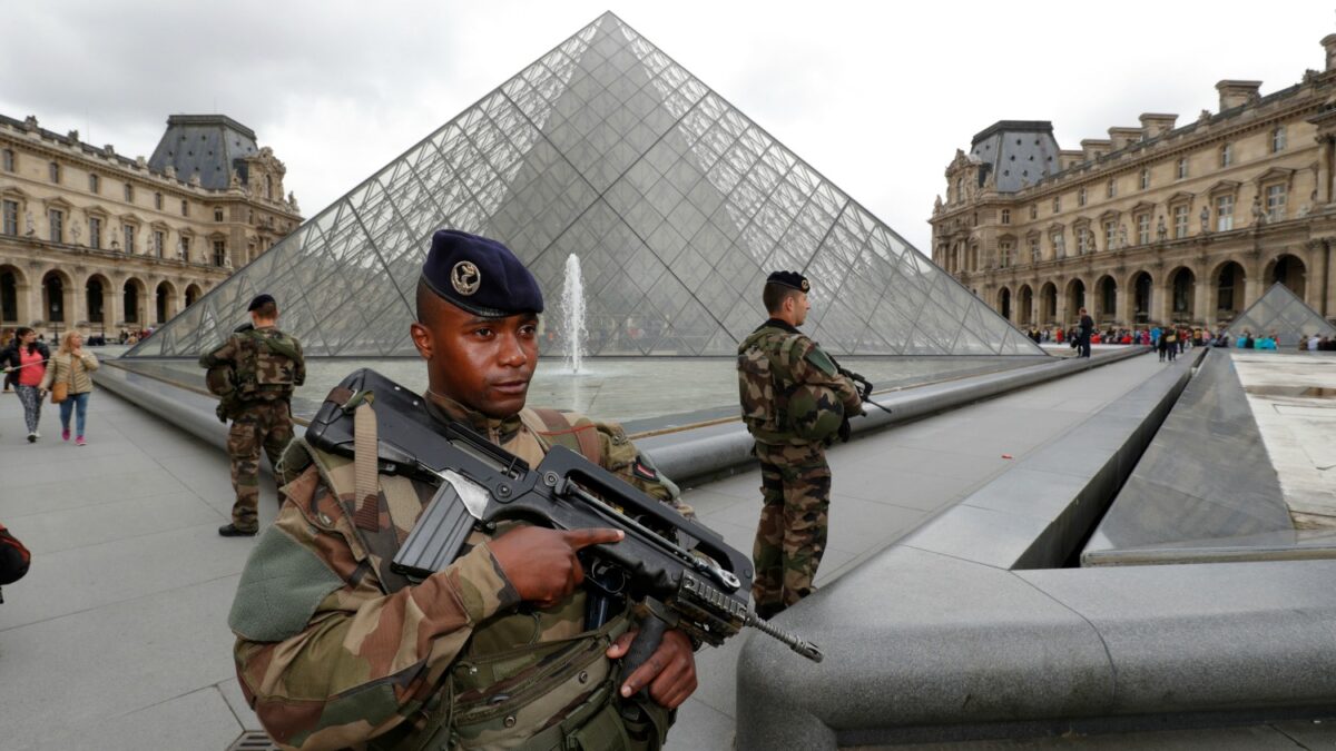 Francia enviará artillería a Irak y reforzará la seguridad en el país con 15.000 reservistas