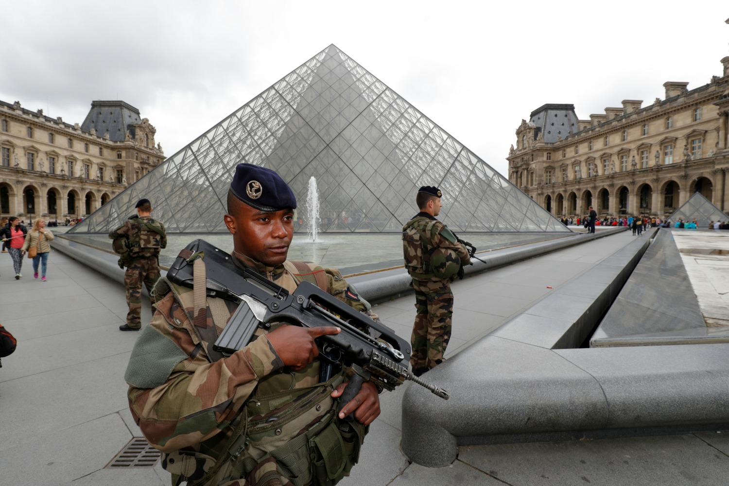 Francia enviará artillería a Irak y reforzará la seguridad en el país con 15.000 reservistas