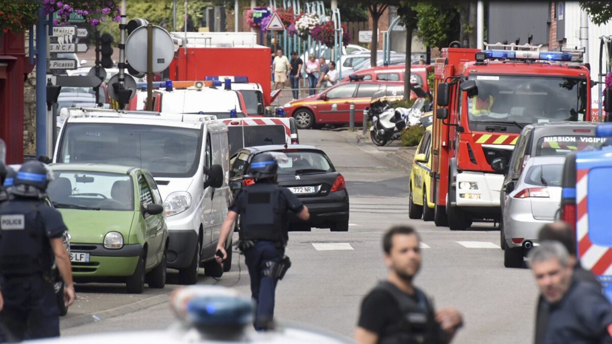 Dos atacantes abatidos tras matar a un cura en una iglesia de Francia