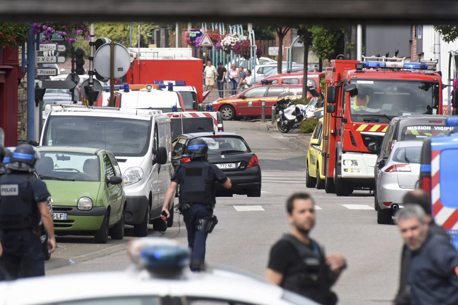 Dos atacantes abatidos tras matar a un cura en una iglesia de Francia