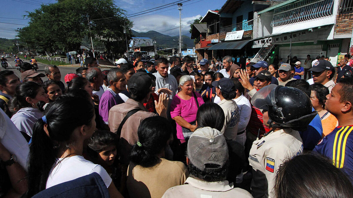 Más de 500 venezolanas toman la frontera colombiana en busca de alimentos y productos básicos