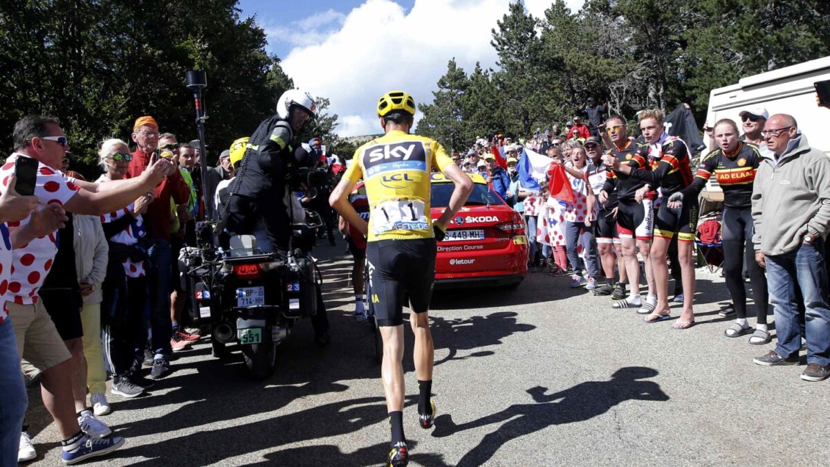 La imagen insólita del Tour: Froome corriendo sin bici hacia la meta