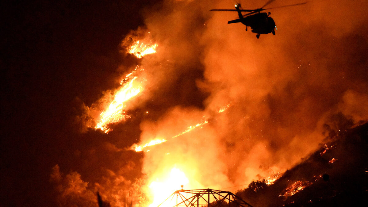 Varios incendios forestales sin control arrasan California