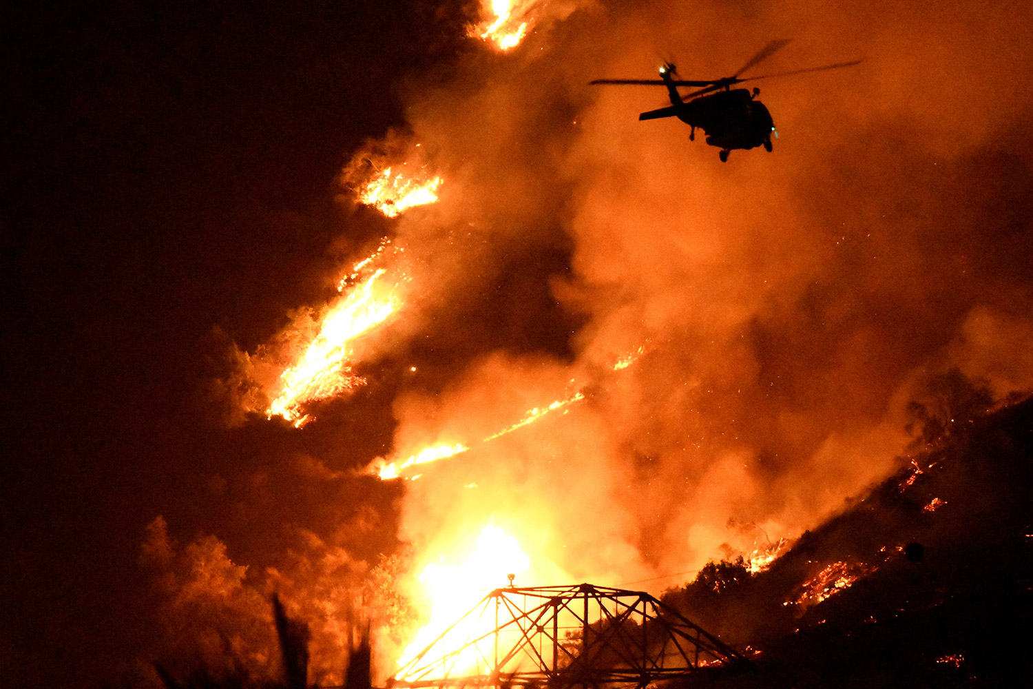 Varios incendios forestales sin control arrasan California