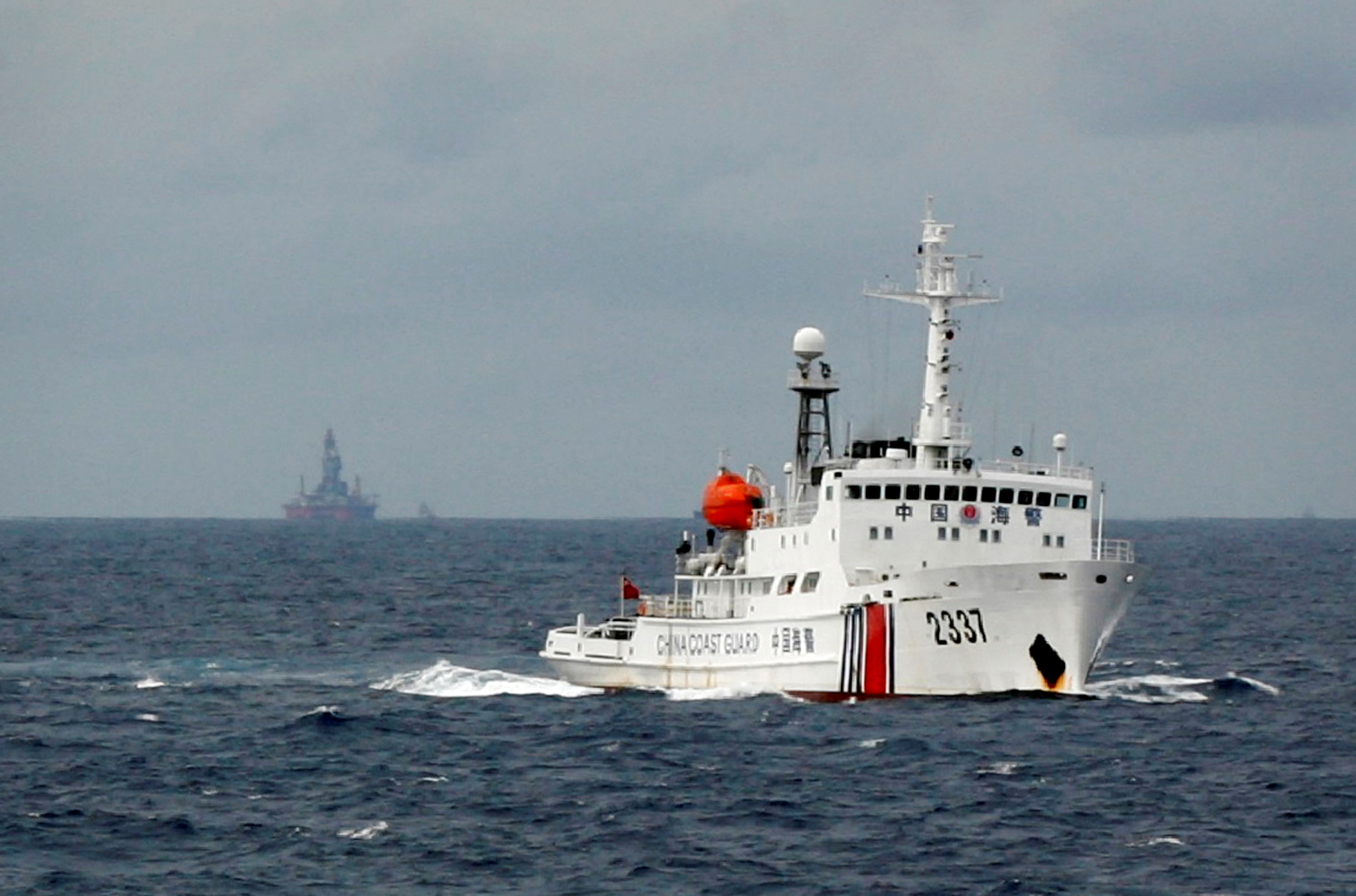 Pekín inicia maniobras militares en las aguas disputadas del Mar de China Meridional