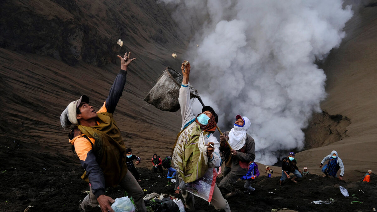 El monte Bromo entra en erupción cuando miles de fieles lanzan ofrendas en su cráter