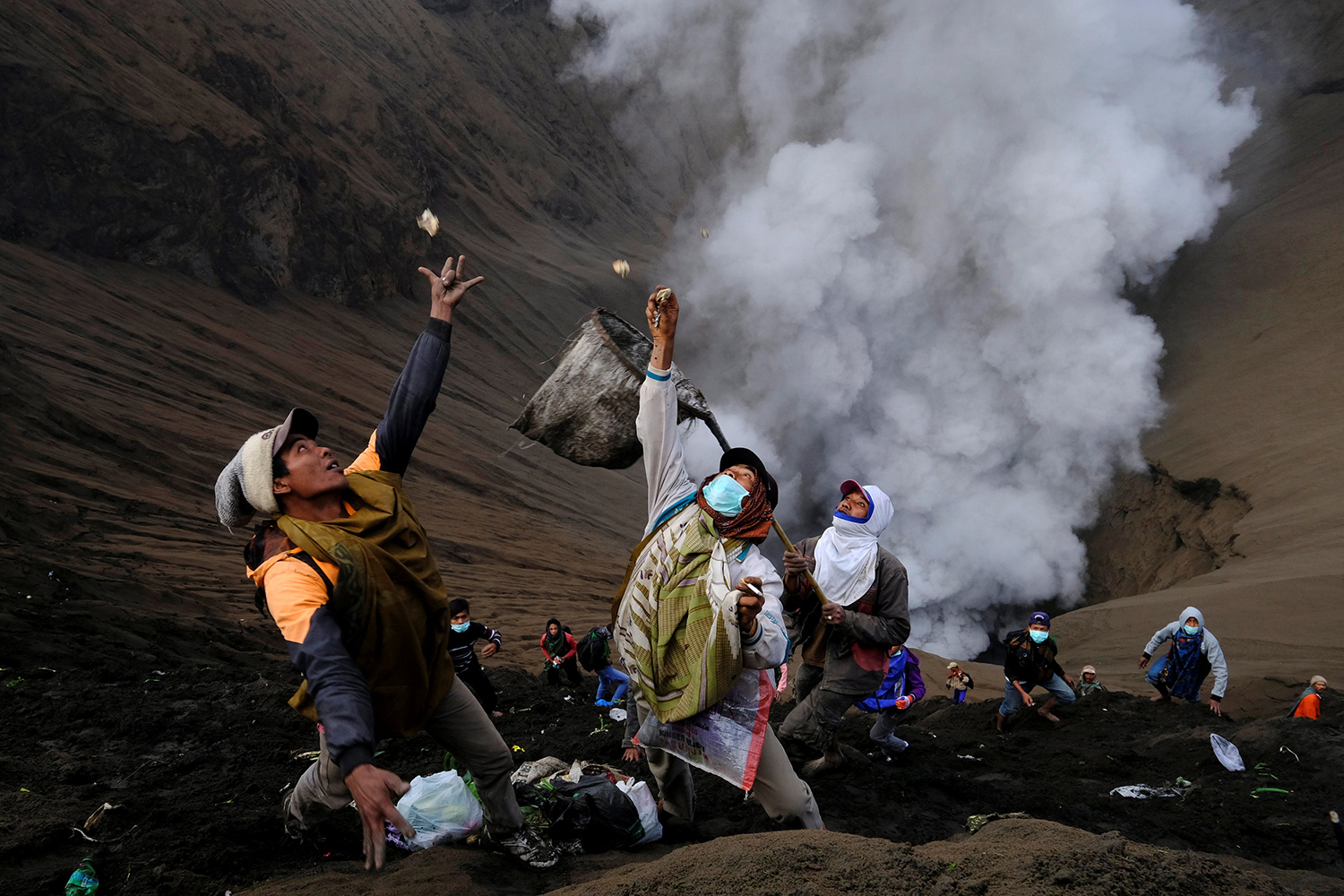 El monte Bromo entra en erupción cuando miles de fieles lanzan ofrendas en su cráter