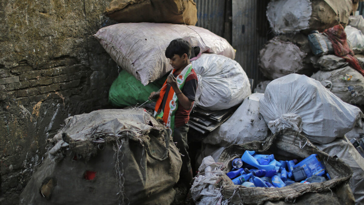 Trabajadores de una fábrica en Bangladés matan brutalmente a un niño de 10 años