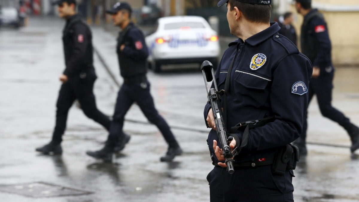 Tres policías mueren por disparos en una estación de autobuses en Turquía