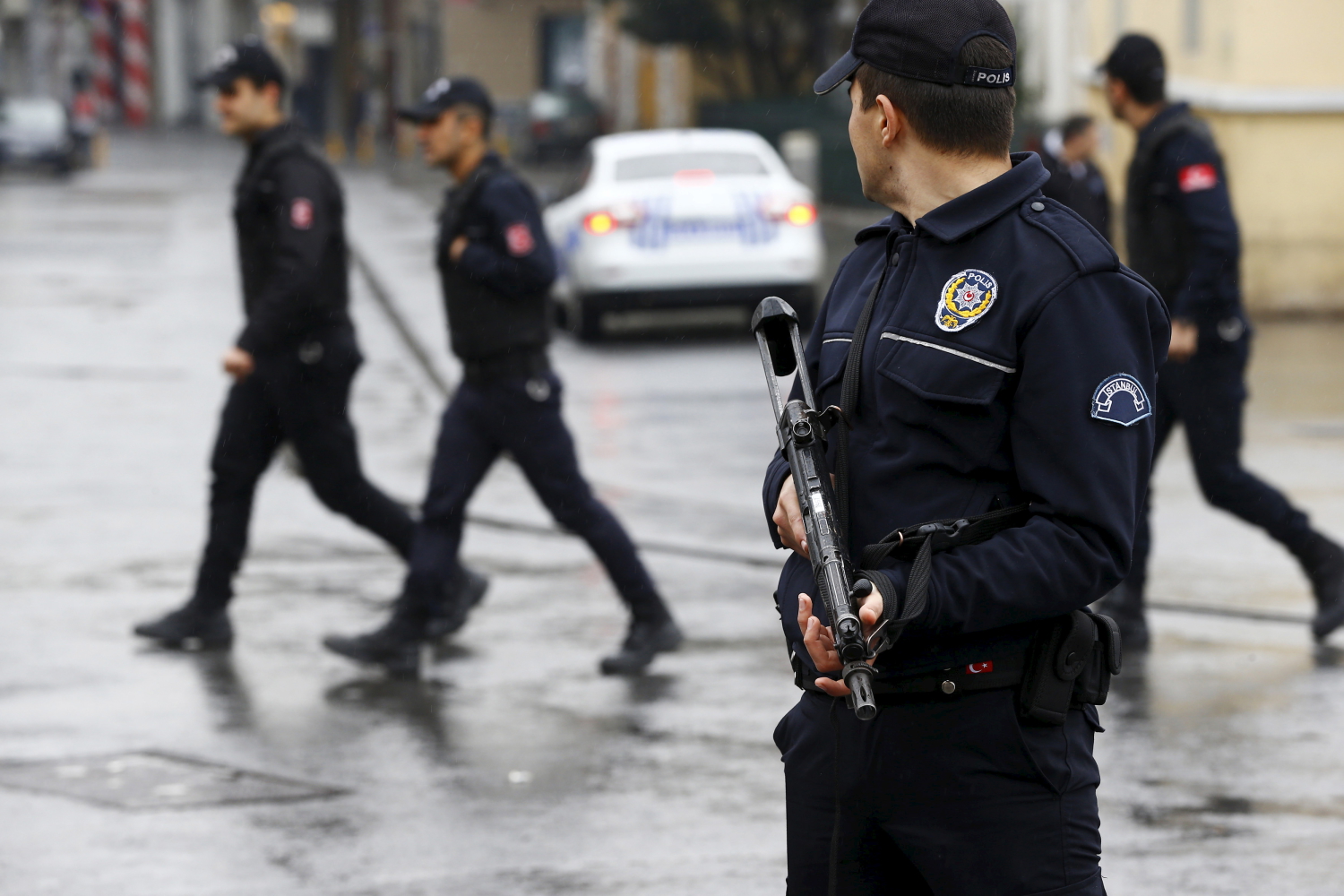 Tres policías mueren por disparos en una estación de autobuses en Turquía