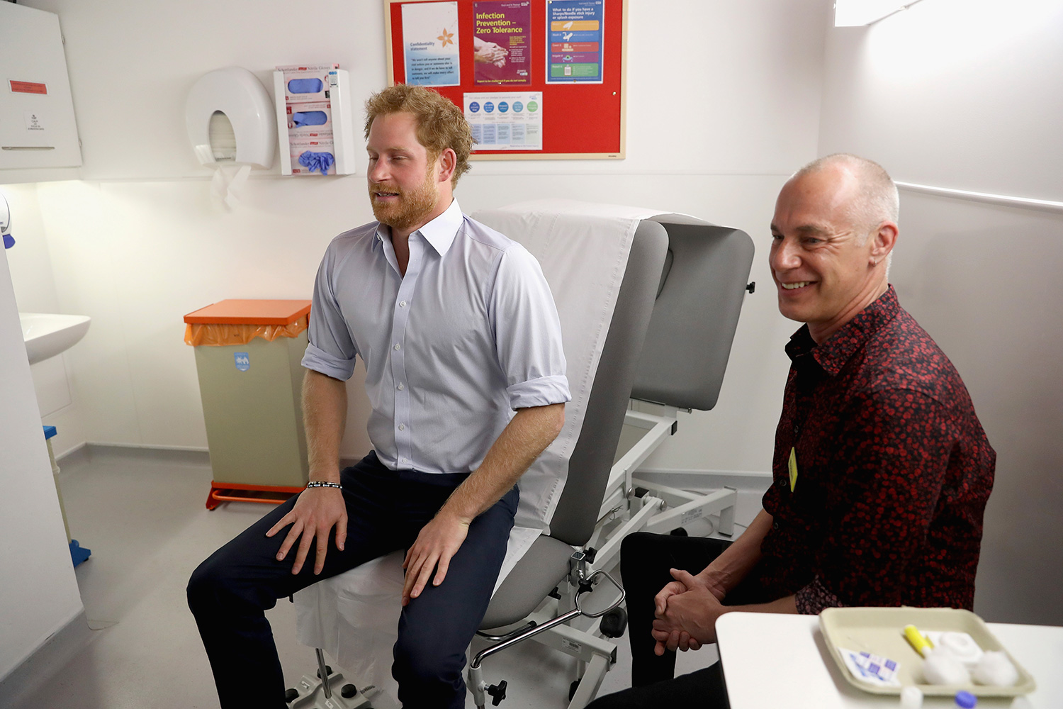 El príncipe Harry se hace la prueba del VIH en vivo y en directo