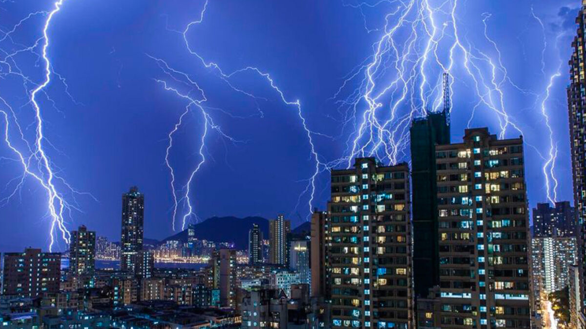 Una tormenta ilumina el cielo de Hong Kong durante 12 horas seguidas