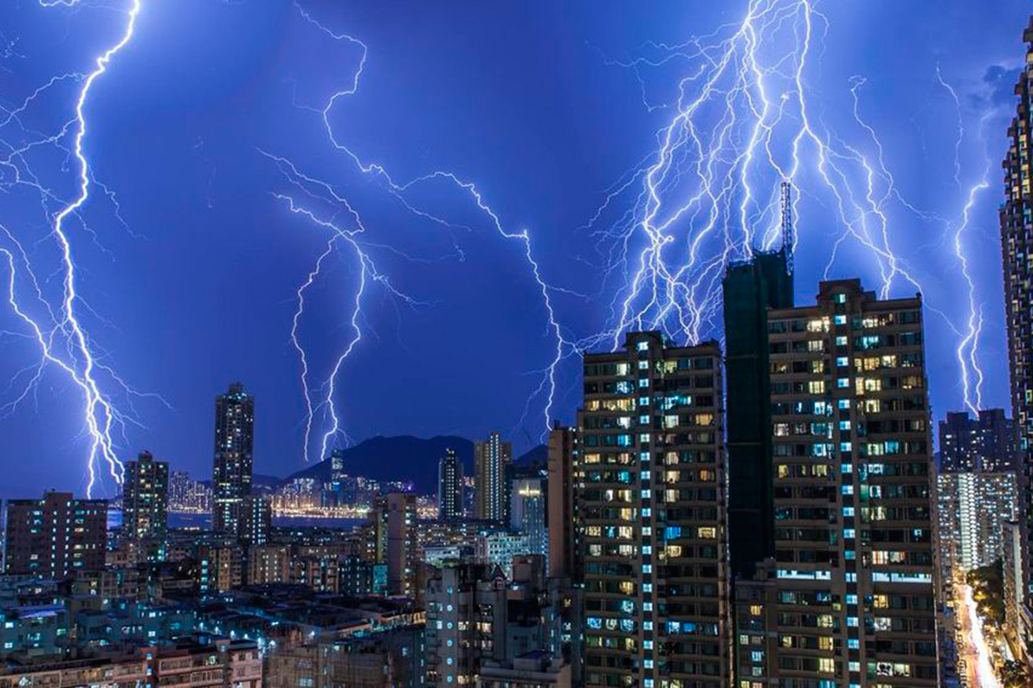 Una tormenta ilumina el cielo de Hong Kong durante 12 horas seguidas