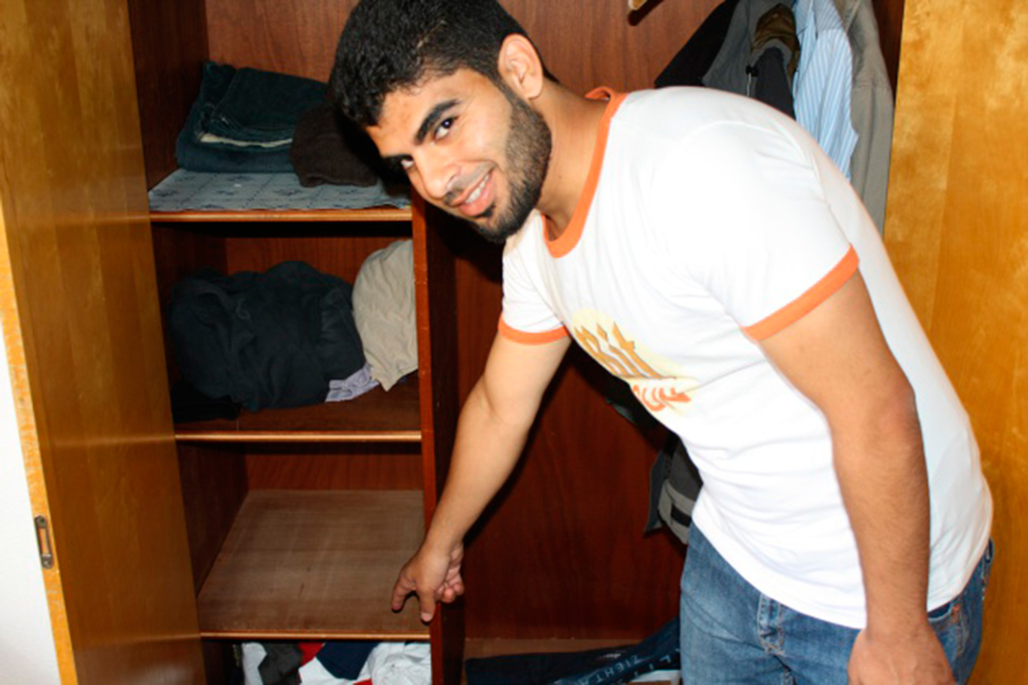 Un refugiado sirio devuelve 150.000 euros escondidos en un armario