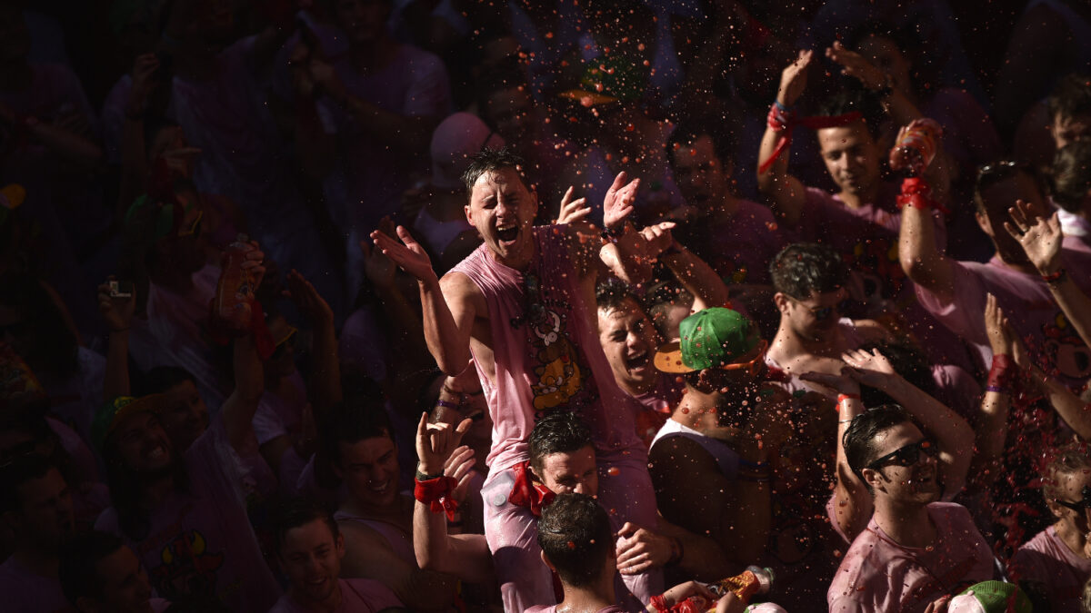 Un público entregado asiste al Chupinazo de San Fermín 2016