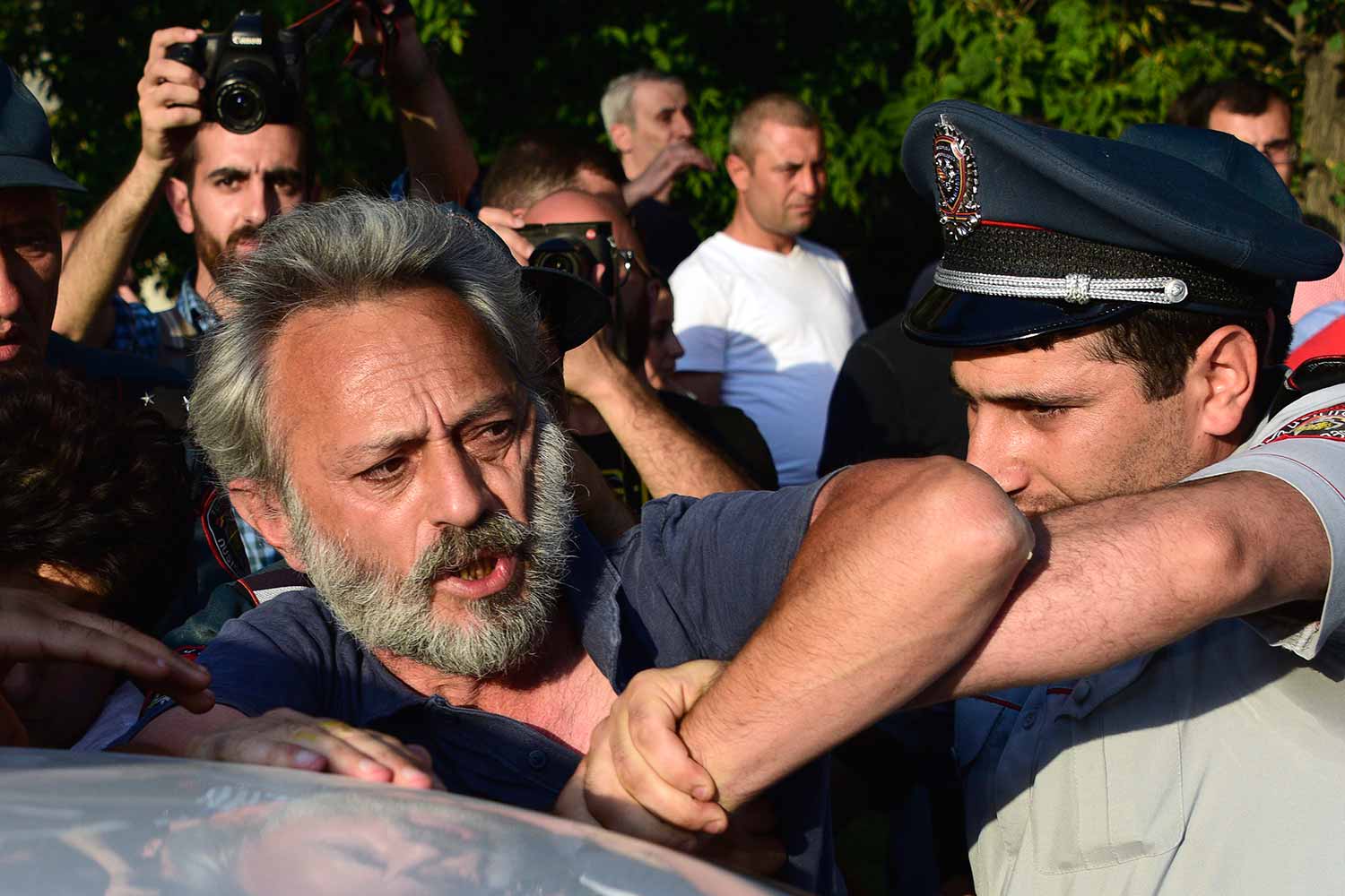 Muere un policía en una toma de rehenes en Armenia