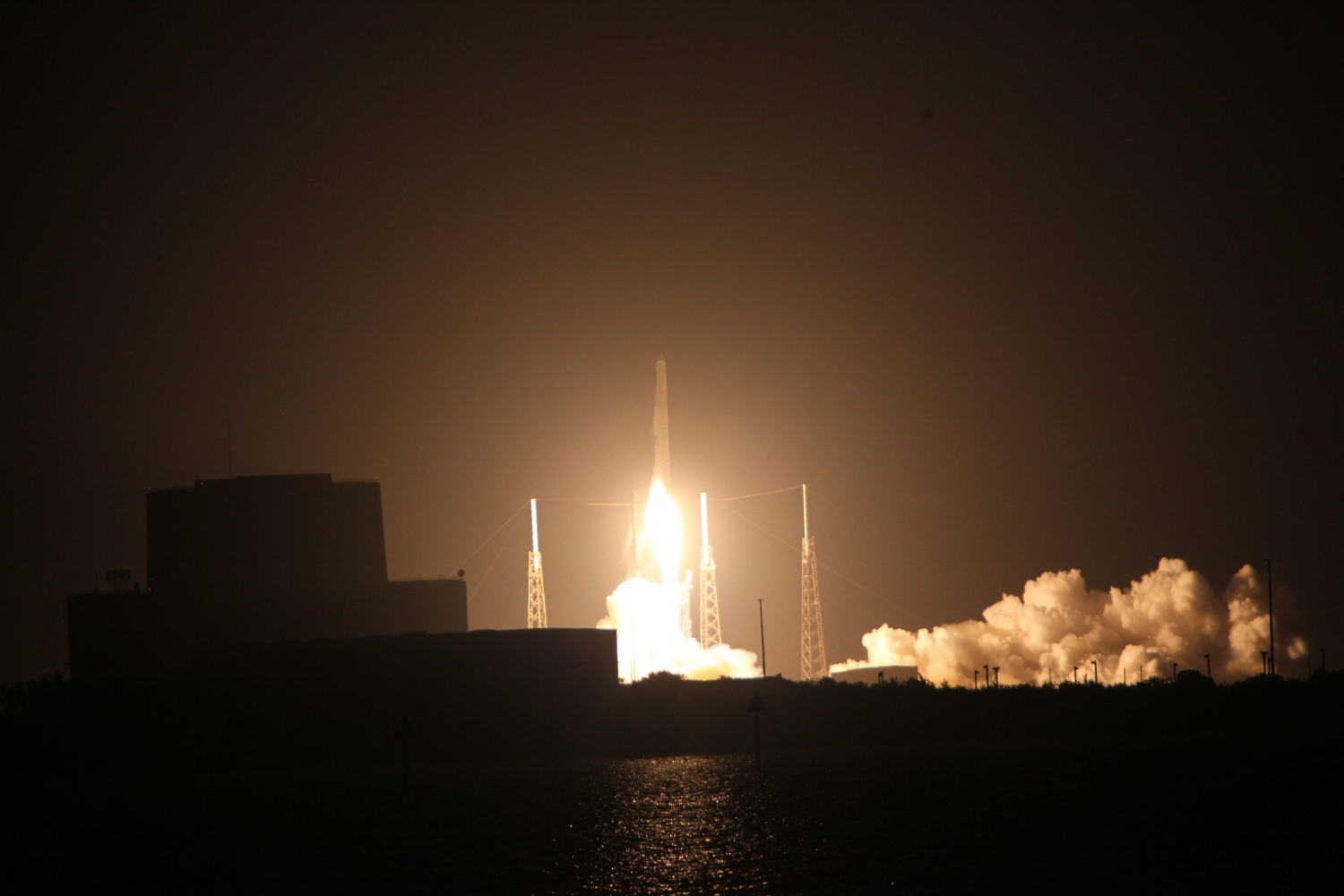 La empresa SpaceX lanza con éxito una cápsula no tripulada a la Estación Espacial Internacional