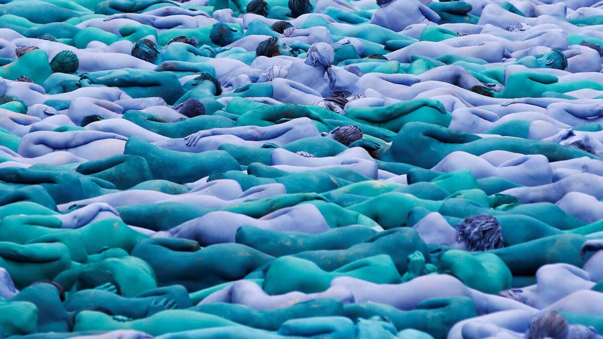 Miles de personas pintan de azul sus cuerpos desnudos por el cambio climático