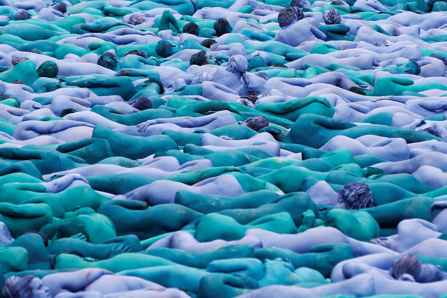Miles de personas pintan de azul sus cuerpos desnudos por el cambio climático