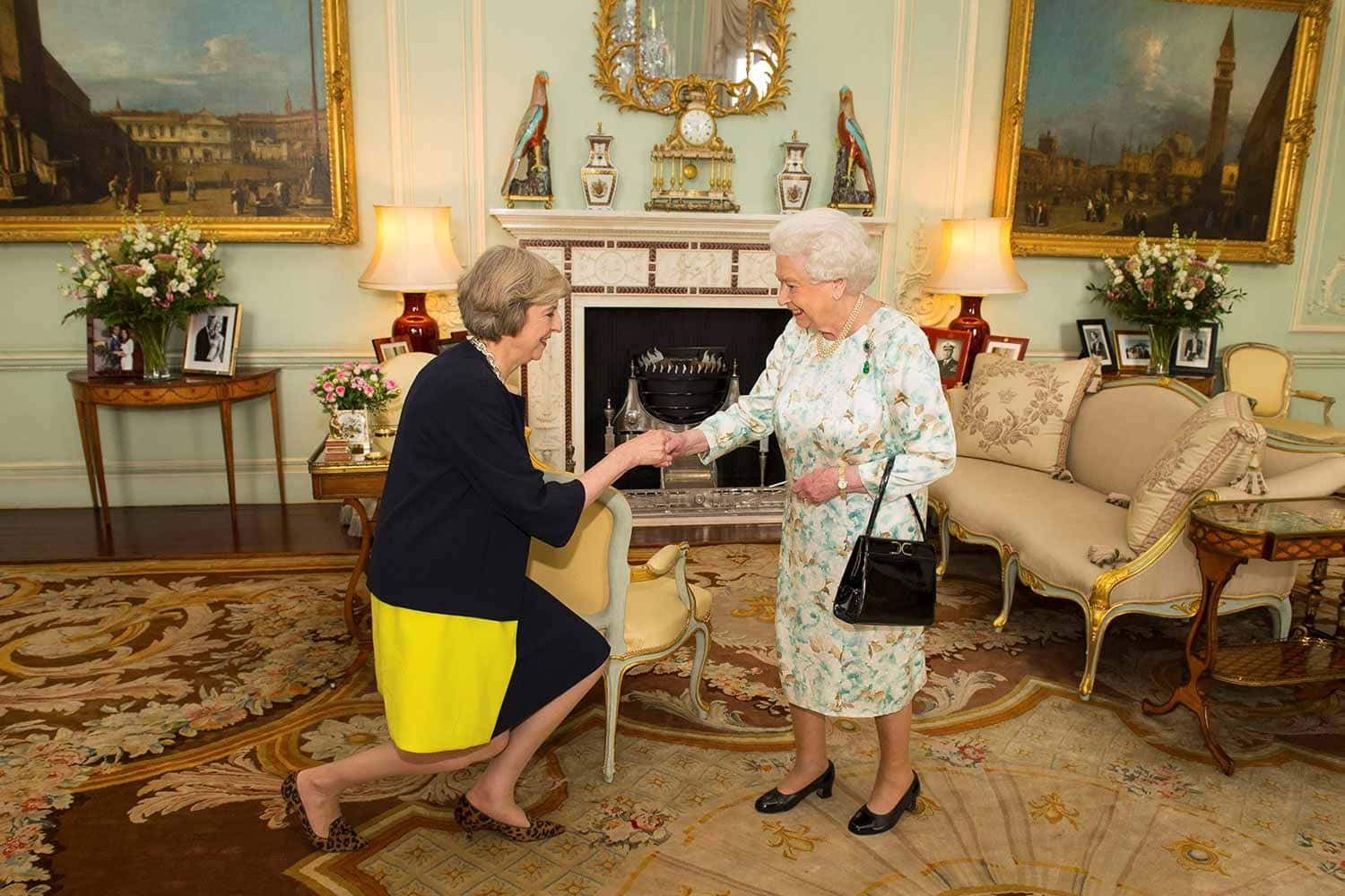 Theresa May toma posesión del cargo de primera ministra