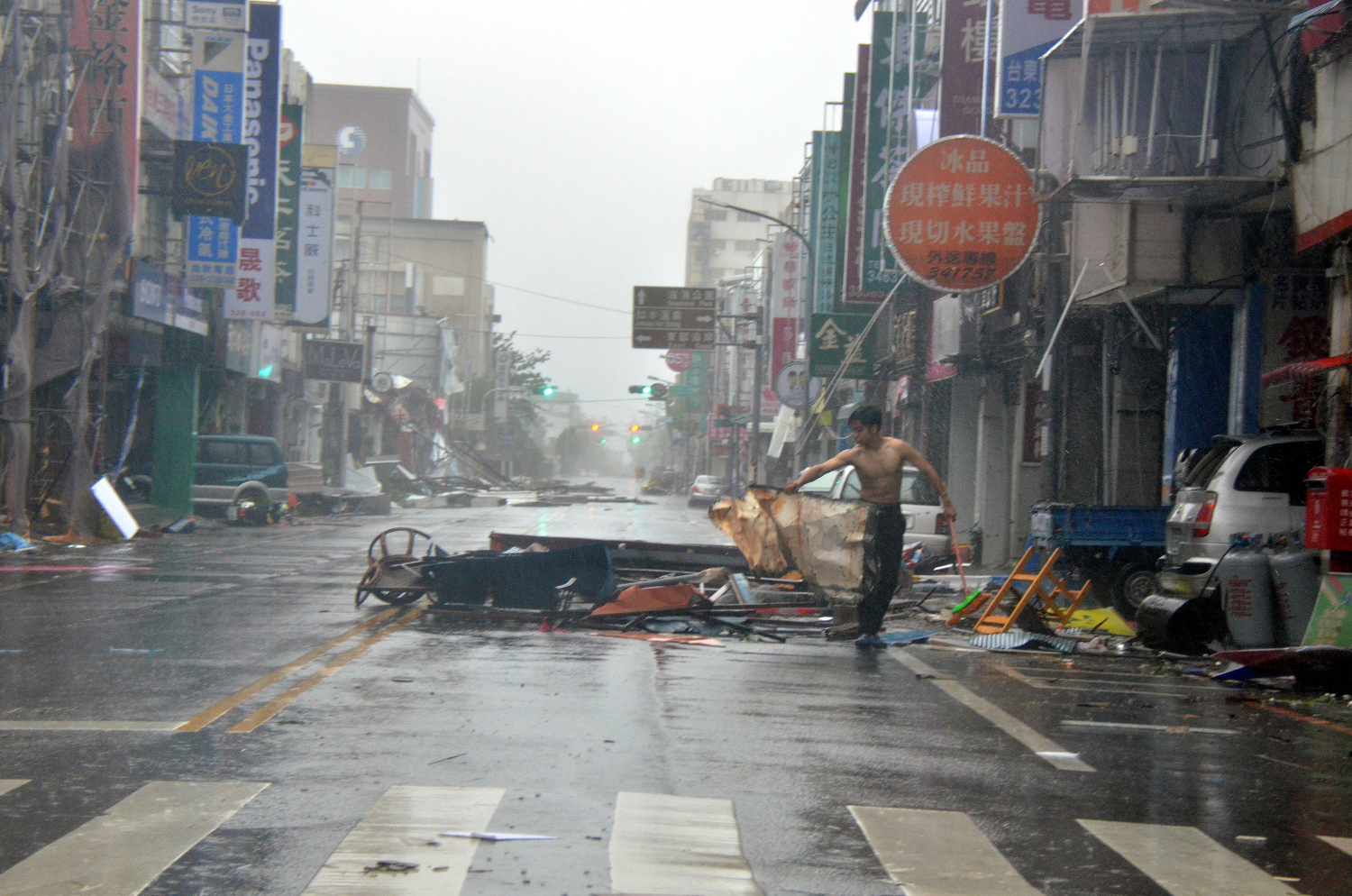 Un supertifón causa una tremenda devastación en la costa de Taiwán