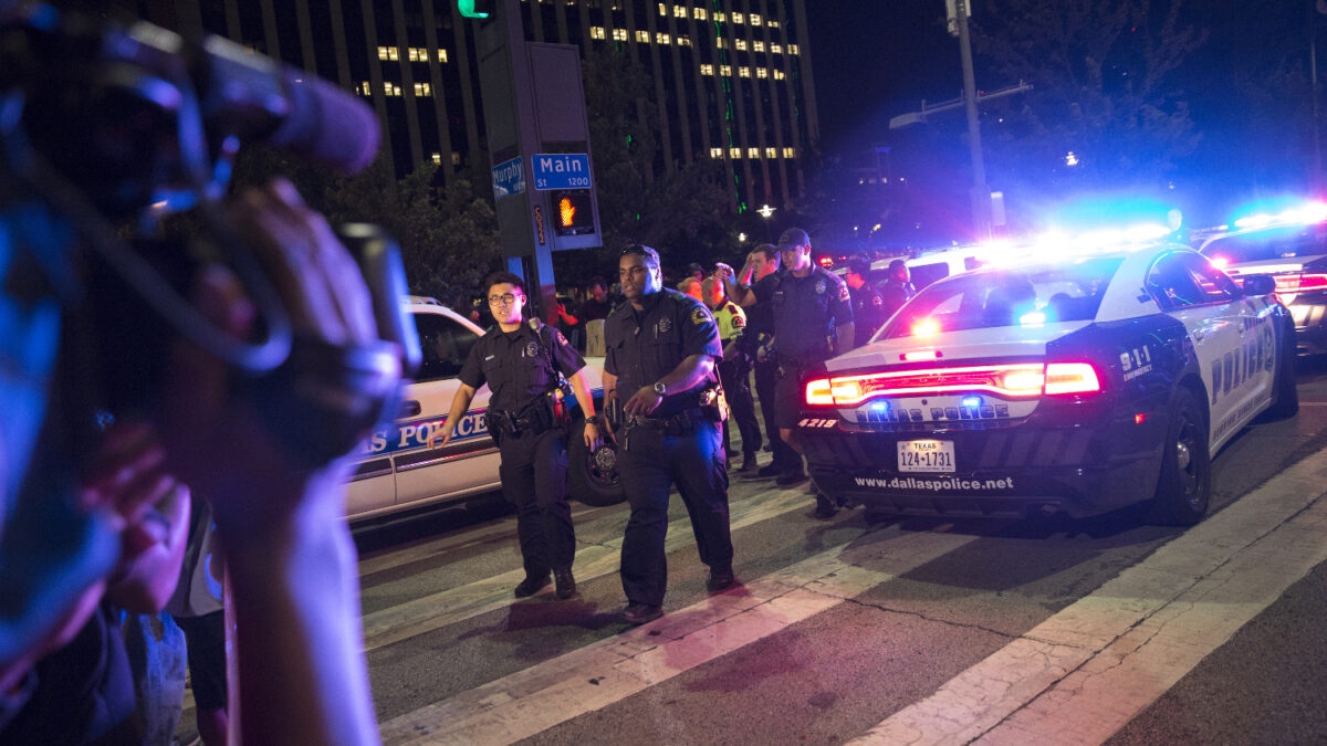 Cinco agentes muertos por francotiradores en una protesta contra la violencia policial en Dallas