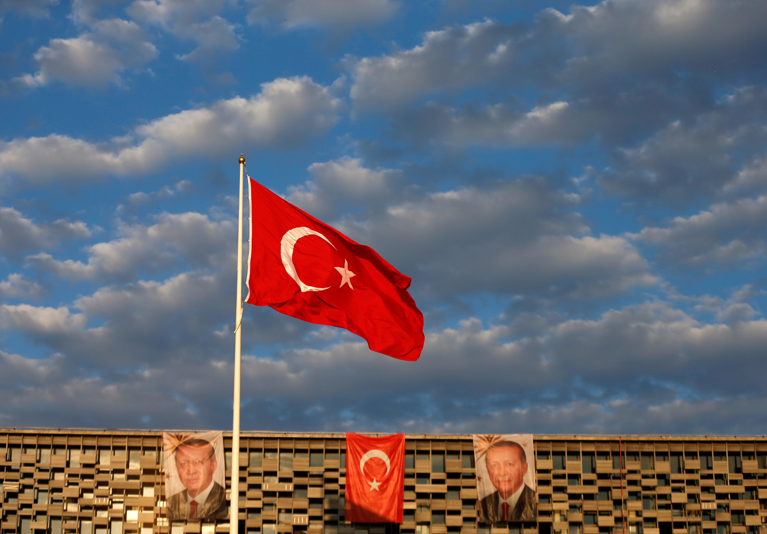 La purga de Erdogan: suspende a 20.000 funcionarios en dos días