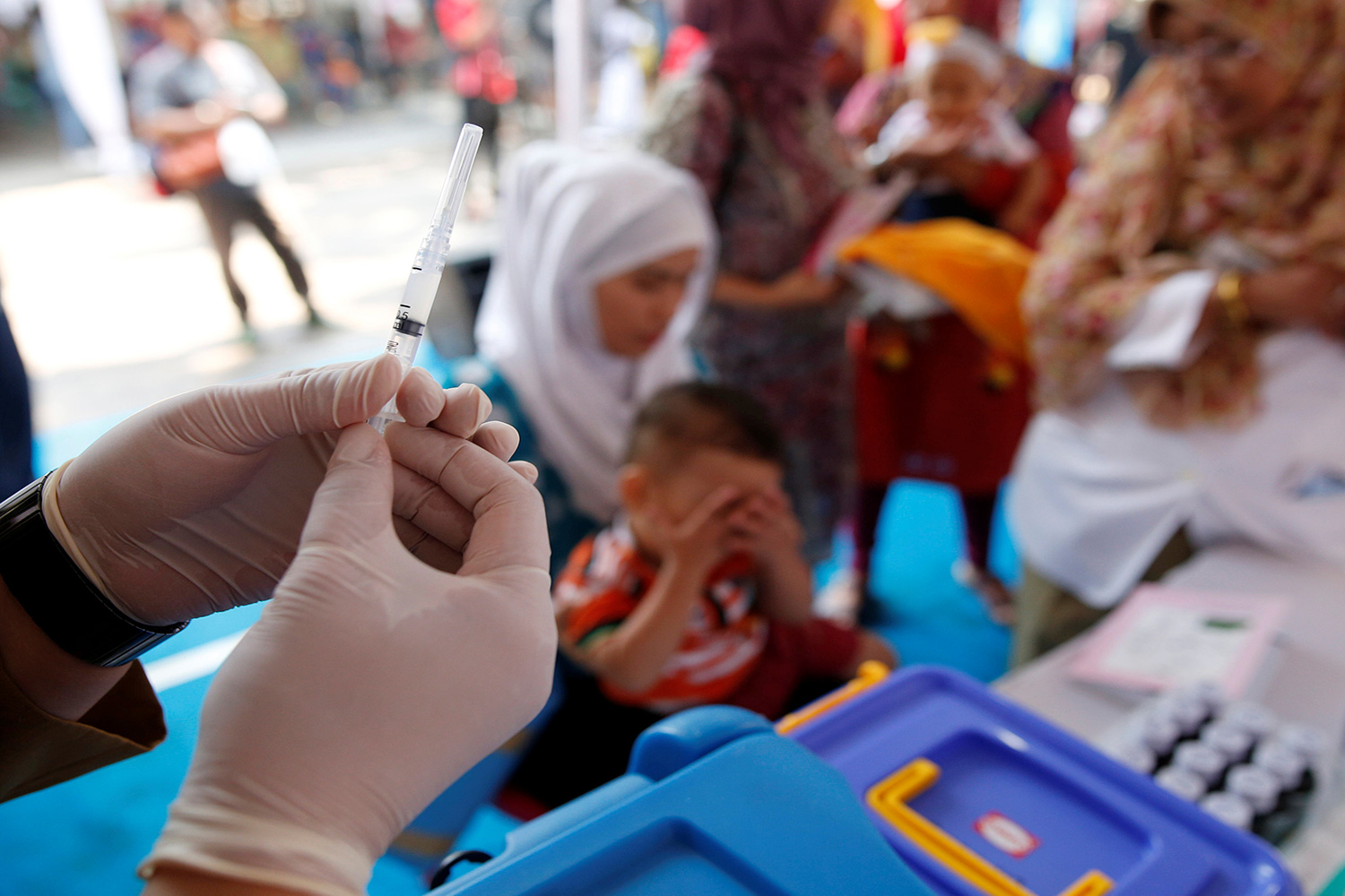 Millones de niños afectados tras recibir vacunas falsas en Indonesia