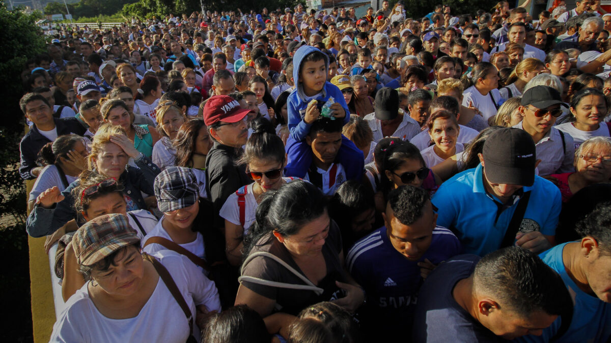 Maduro abre la frontera para que miles de venezolanos compren comida en Colombia