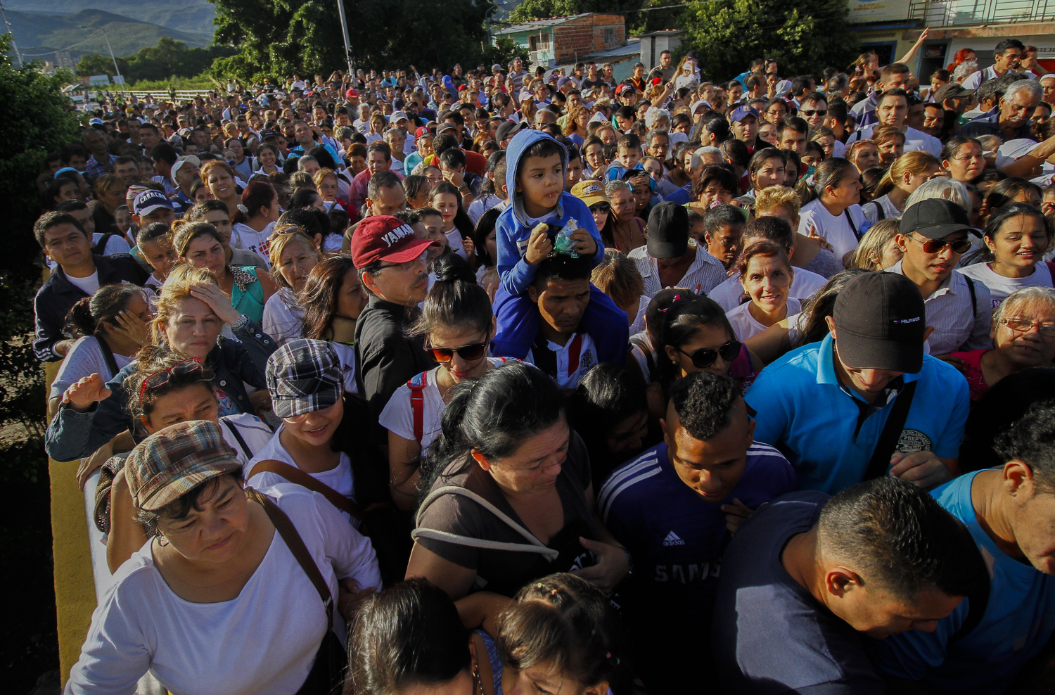 Maduro abre la frontera para que miles de venezolanos compren comida en Colombia
