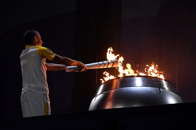 El ex atleta brasileño Vanderlei Cordeiro de Lima enciende el pebetero olímpico (Jewel Samad / AFP)