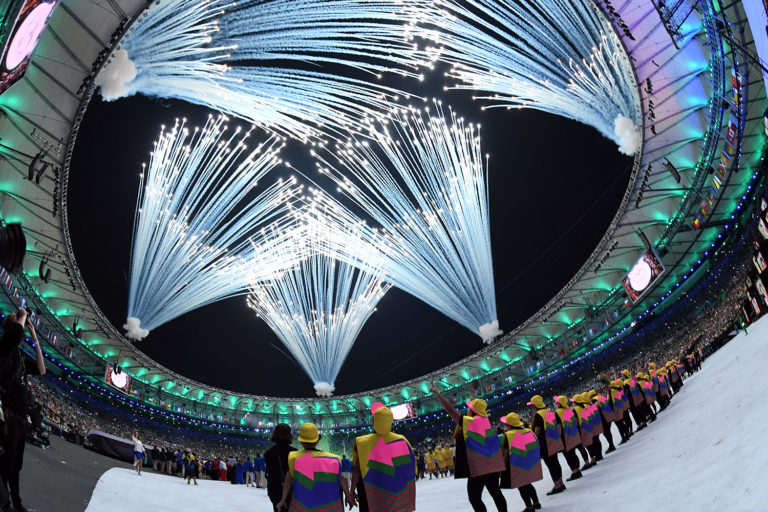 Los anillos olímpicos iluminan el cielo en Maracaná (Jewel Samad / AFP)