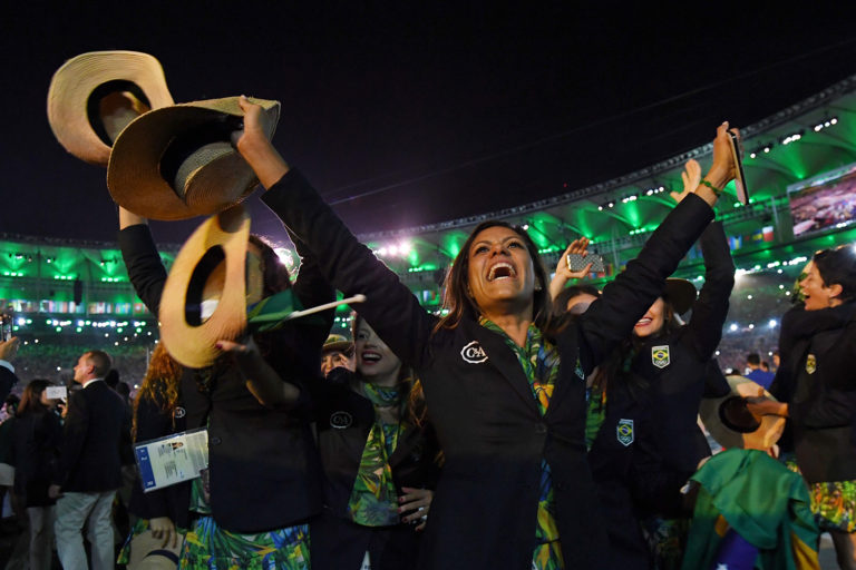 Miembros de la delegación brasileña celebran en Maracaná (Jewel Samad / AFP)