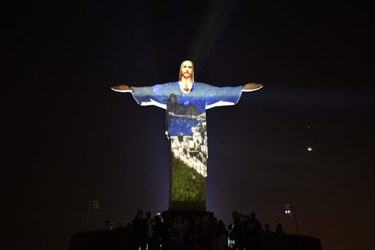 La estatua del Cristo redentor iluminada por el artista francés Gaspare Di Caro (Foto: Jeff PACHOUD / AFP)