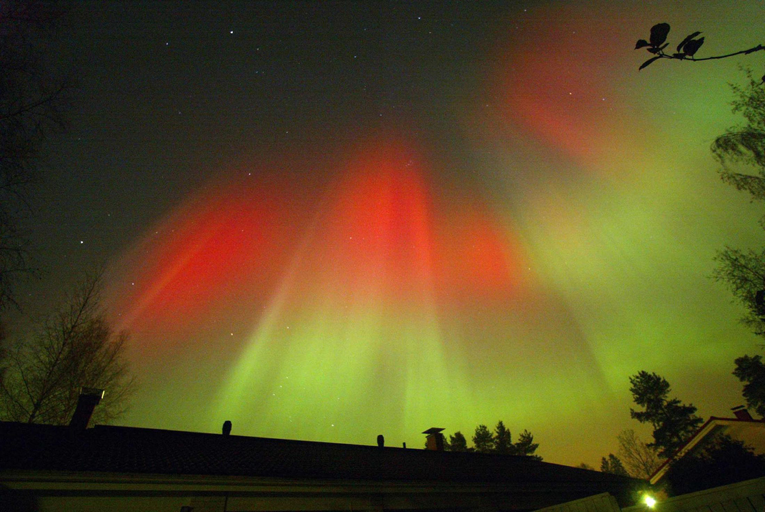 Un deslumbrante efecto de la aurora boreal sobre el cielo finlandés