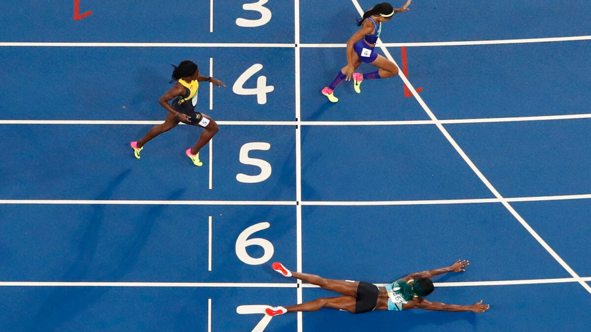 Polémica medalla de oro para Shaunae Miller tras tirarse en plancha sobre la meta