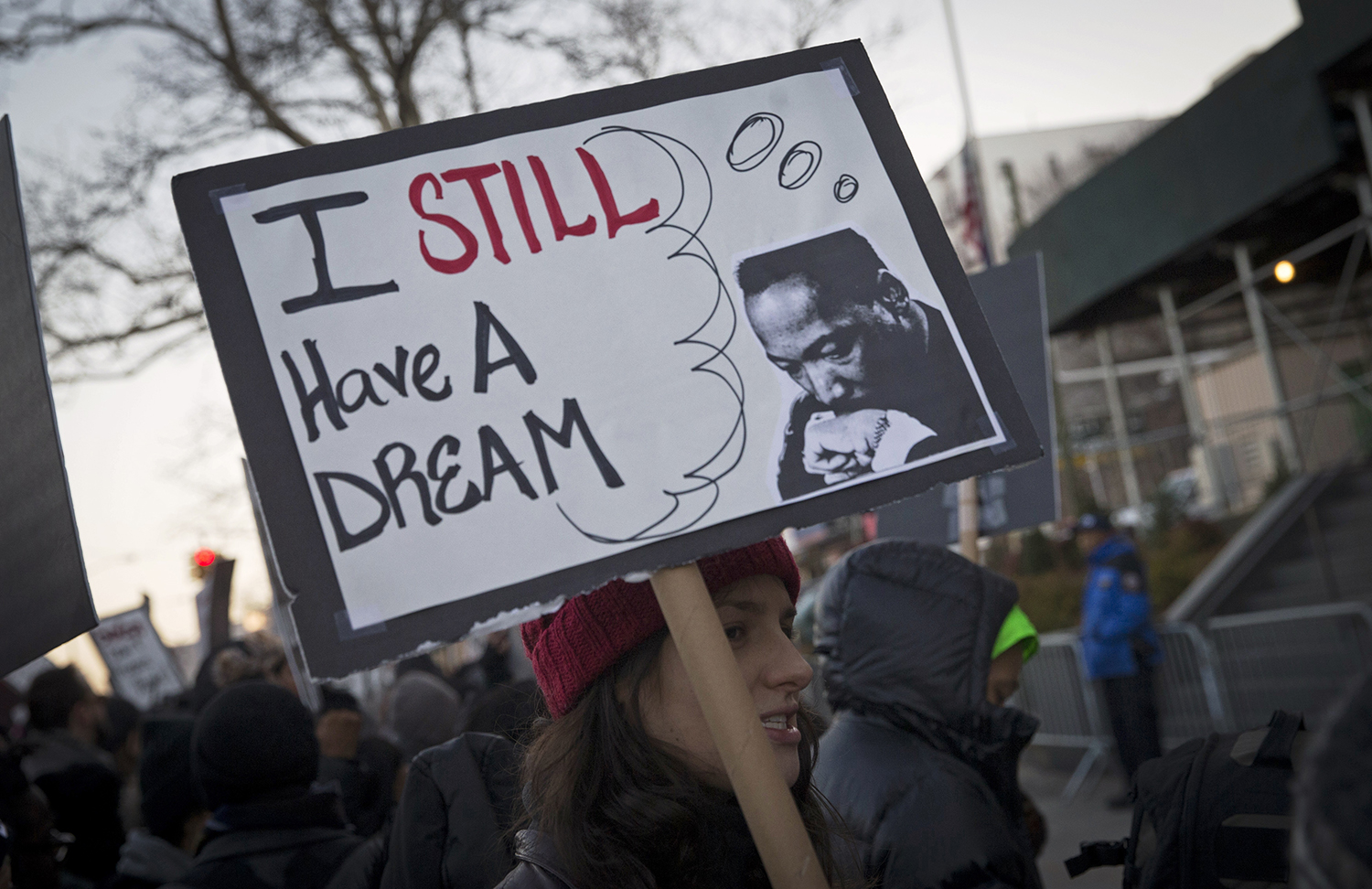 Manifestantes piden justicia tras las muerte de Eric Garner frente a la comisaría de Staten Island, Nueva York, el 15 de enero de 2015. (Autor: Mike Segar REUTERS). 
