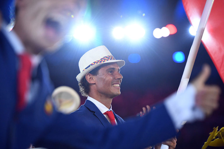 El tenista Rafael Nadal abandera el equipo olímpico español (Foto: Leon Neal / AFP)