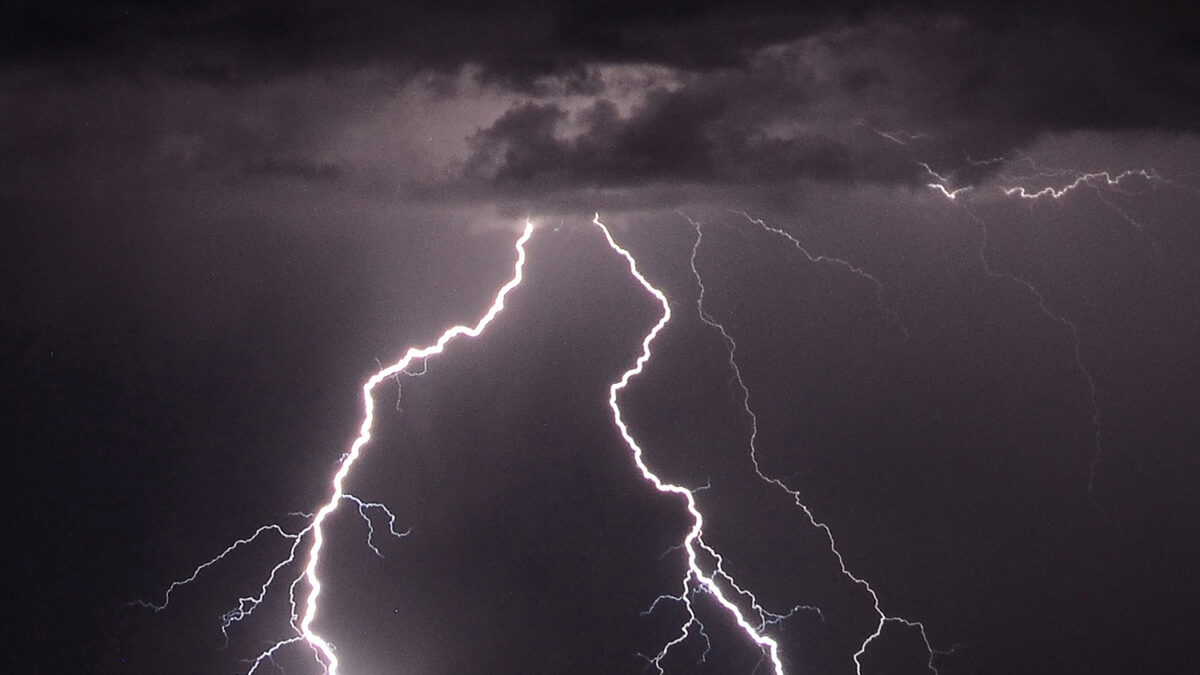 Tormenta eléctrica sobre el desierto de Mojave