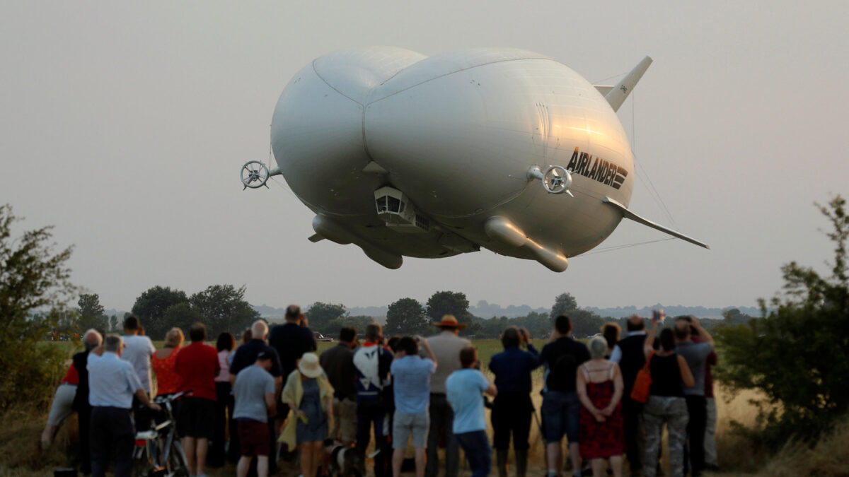 El Airlander 10 emprende con éxito su primer vuelo